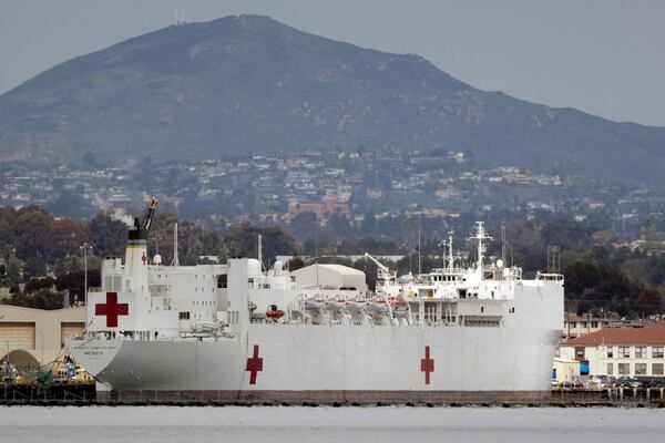 Donanma hastane gemisi Mercy, Donanma Üssü San Diego'ya 18 Mart 2020 Çarşamba günü demirledi (AP Photo / Gregory Bull)