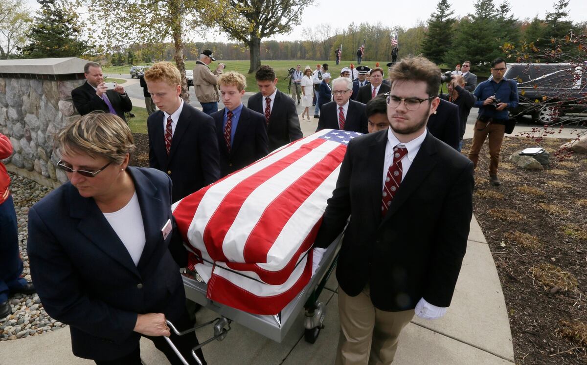 Very Kind Teens Volunteer to Be Pallbearers for Homeless Vets