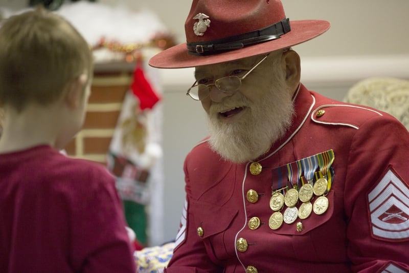 ينشر Gunny Claus فرحة العطلة للأطفال في Camp Lejeune في عام 2013. لا ، Gunny Claus ، الطفل غير مؤهل للحصول على تنازل عن العمر.  (سلاح مشاة البحرية)