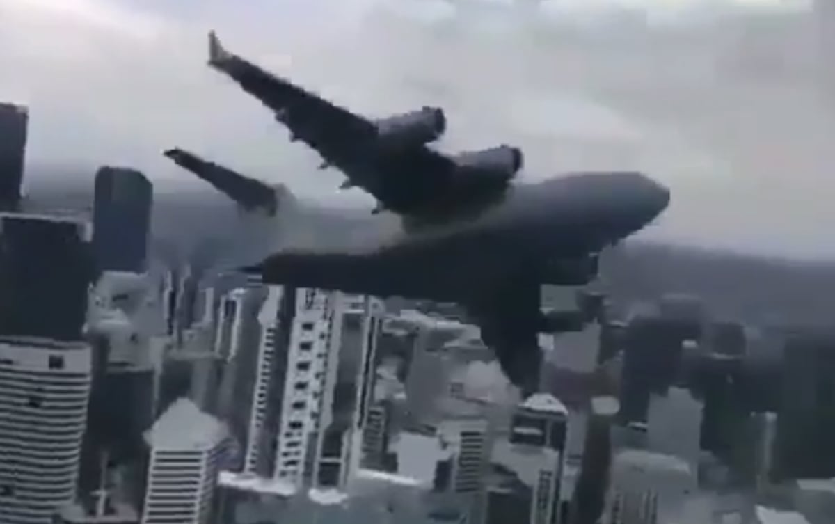 Watch this Aussie Air Force plane buzz a city skyline