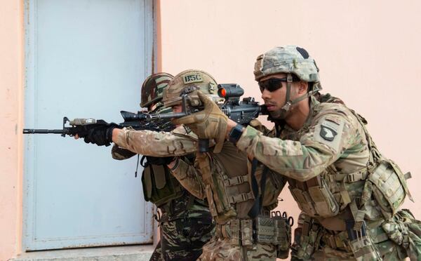 Members of the U.S. Army’s 2nd Brigade Combat Team, 101st Airborne Division, Moroccan special operations forces, and the British Army’s 4 Rifles, Bravo Company, begin a room-clearing drill during the field training exercise portion of exercise African Lion 2019 in Tifnit, Morocco, March 26, 2019. (Deanna C. Gonzales/Navy)