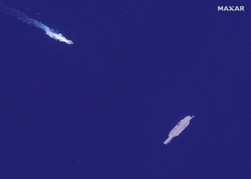 في 26 يوليو 2020 ، صور الأقمار الصناعية المقدمة في 27 يوليو ، بواسطة Maxar Technologies ، قارب سريع إيراني ، أعلى اليسار ، تقترب من حاملة طائرات نموذجية بناها إيران في مضيق هرمز. أظهرت صور الأقمار الصناعية التي تم نشرها يوم الاثنين 27 يوليو ، أن إيران نقلت حاملة الطائرات إلى البحر على الأرجح لإجراء تدريبات بحرية وسط تصاعد التوترات بين طهران والولايات المتحدة (Maxar Technologies عبر AP)