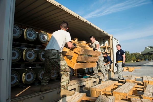 Los aviadores de EE. UU. Asignados al 86. Â° EscuadrÃ³n de Municiones desempacan un nuevo envÃ­o de municiones en la Base AÃ©rea de Ramstein, Alemania, el 19 de octubre.