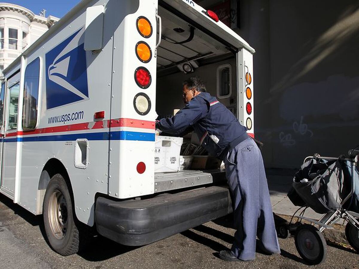 Postal Service moves ahead with delivery fleet contract