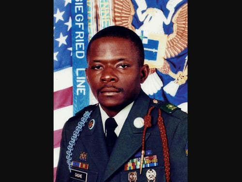 الرقيب.  توفي آلوين كاش من الدرجة الأولى في عام 2005 بعد محاولته إنقاذ عدة جنود من سيارة برادلي محترقة أثناء اشتعال النيران فيها.  (صورة الجيش)
