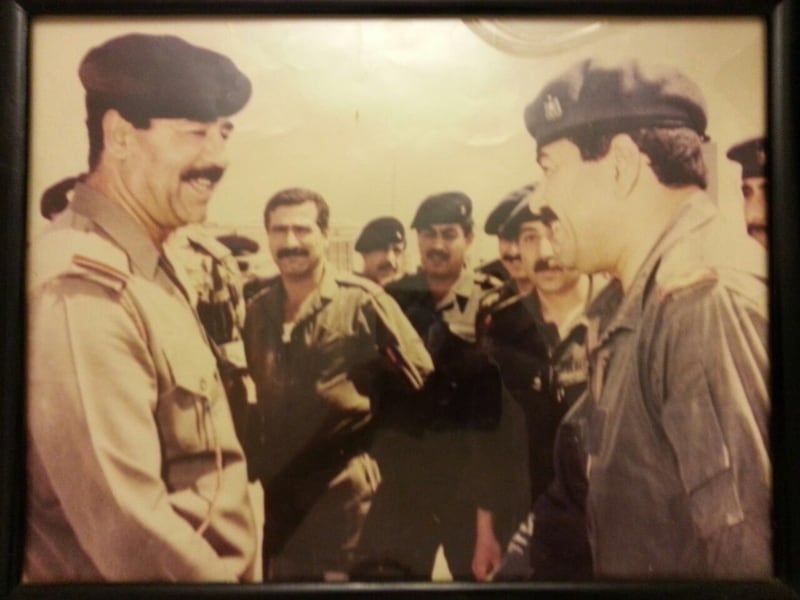 ليث منير (يسار) ، برتبة عقيد ، يصافح صدام حسين.  قاد منير لاحقًا H-3 Airbase خلال حرب الخليج الأولى.  (حقوق الصورة ليث منير)