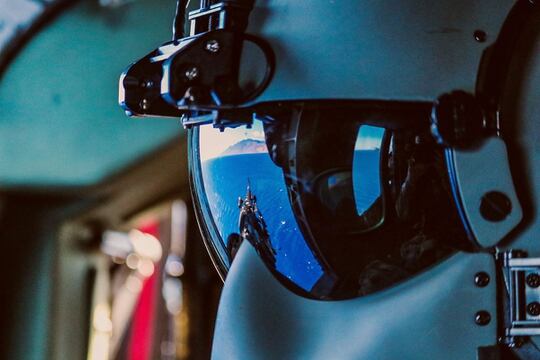U.S. Army UH-60 Black Hawk helicopter crew-chief scans the horizon during a 20 multi-ship air assault to the Pohakuloa Training Area on the Island of Hawaii, Nov. 11, 2019. (Spc. Geoff Cooper/Army)