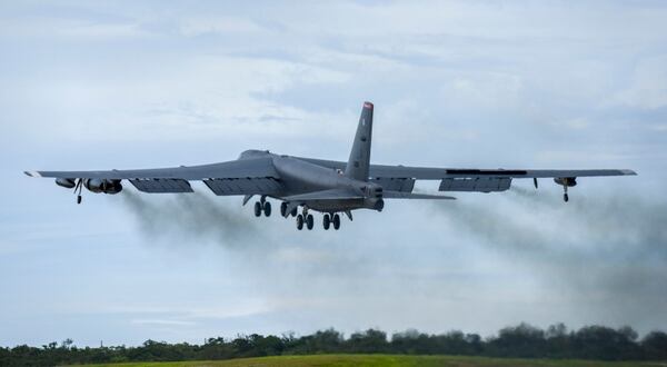 美国空军B-52H Stratofortress轰炸机于9月23日从关岛安徒生空军基地起飞，在南海和印度洋附近进行例行训练任务。此任务是为了支持美国印度太平洋司令部的持续Bomber Presence业务，自2004年3月以来一直在进行。（高级飞行员克里斯托弗鹌鹑/空军）