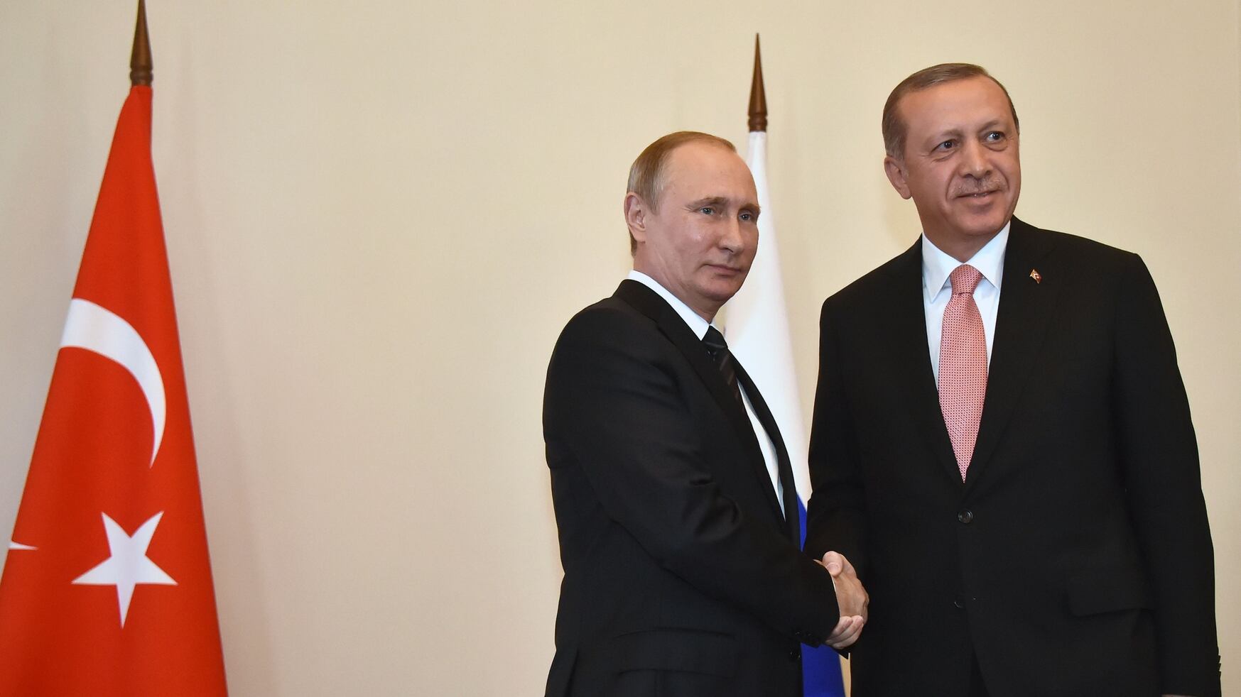 U.S. officials worry about growing ties between Russian President Vladimir Putin and Turkish President Recep Tayyip Erdogan. (ALEXANDER NEMENOV/AFP via Getty Images)