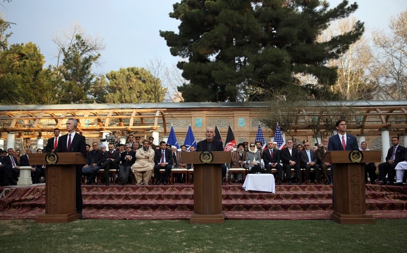 الرئيس الأفغاني أشرف غني ، الوسط ، ووزير الدفاع الأمريكي مارك إسبر ، إلى اليمين ، والأمين العام لحلف الناتو ينس ستولتنبرغ ، اليسار ، يتحدثان خلال مؤتمر صحفي مشترك في قصر الرئاسة في كابول ، أفغانستان ، السبت ، 29 فبراير ، 2020. (رحمت غول / AP)