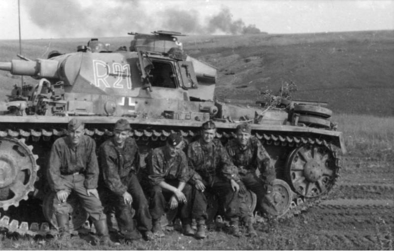 Kursk savaşı sırasında Alman birlikleri tanklarının yanında mola verir.  (Wikimedia Commons'tan fotoğraf)