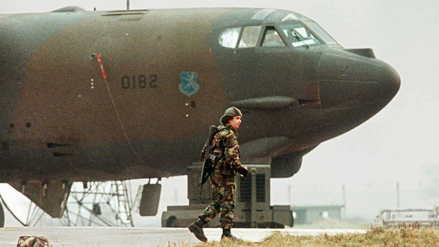 A U.S. soldier stands guard over the first of the American B-52 bombers to arrive in preparation for missions to the Gulf on Feb. 5, 1991, at the British air base of Fairford. (Ian Showell/AFP via Getty Images)