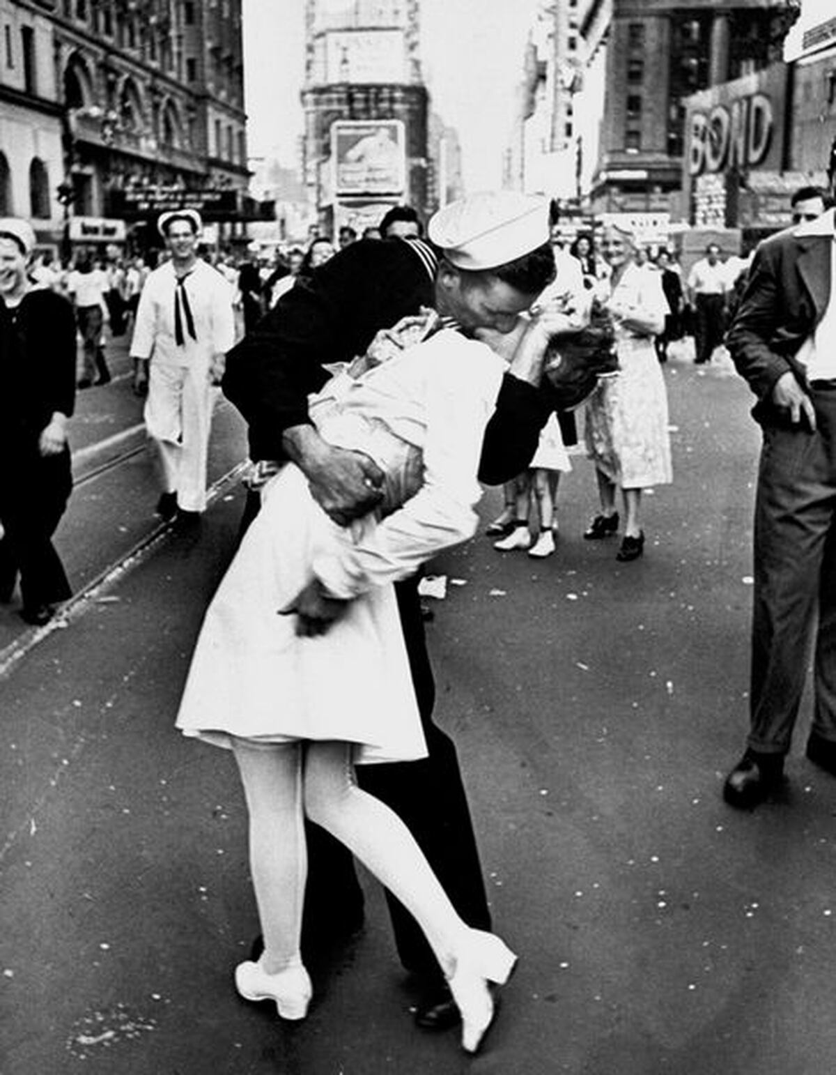 Famous Kissers Weigh In On Photo Controversy