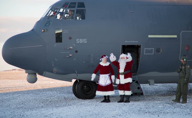 السيد والسيدة سانتا كلوز ، أثناء سفرهما مع عملية سانتا كلوز ، قاما بإزالة HC-130J Combat King II من سرب الإنقاذ 211 ، الحرس الوطني لألاسكا الجوي ، بعد الهبوط في سانت مايكل ، ألاسكا ، في 5 ديسمبر 2017 (الحرس الوطني للجيش)