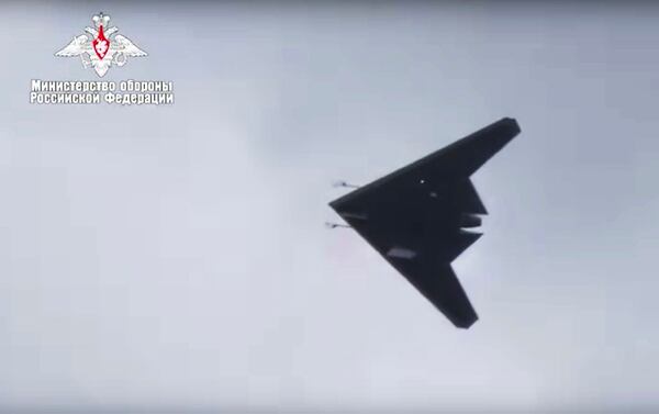 Dalam pengambilan video ini tersedia pada hari Rabu, 7 Agustus 2019, oleh Layanan Pers Kementerian Pertahanan Rusia, drone militer Rusia Okhotnik terlihat dalam penerbangan di lokasi yang tidak dikenal di Rusia.  (Layanan Pers Kementerian Pertahanan Rusia via AP)