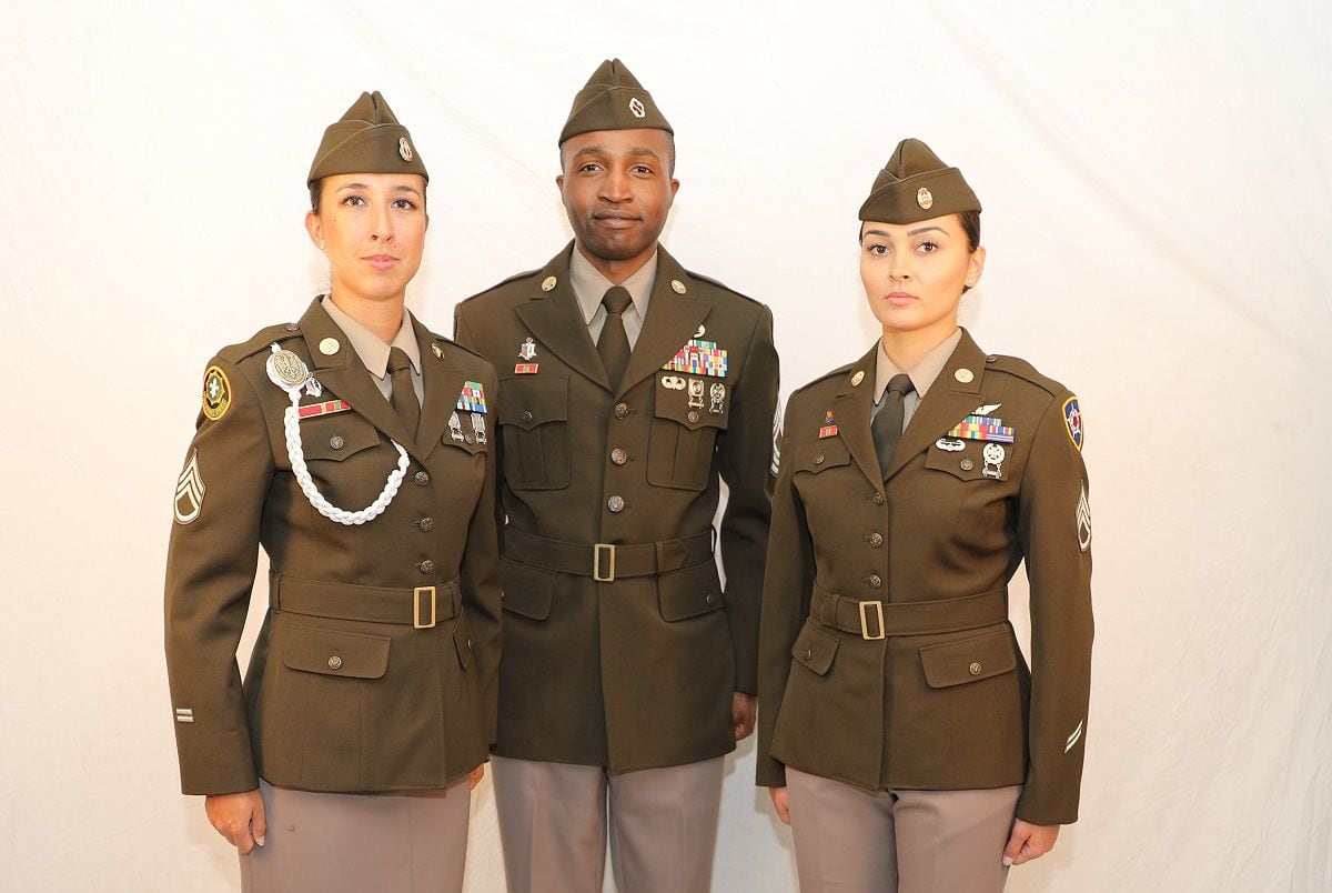Army-Navy uniform tells story of Army Division, Article