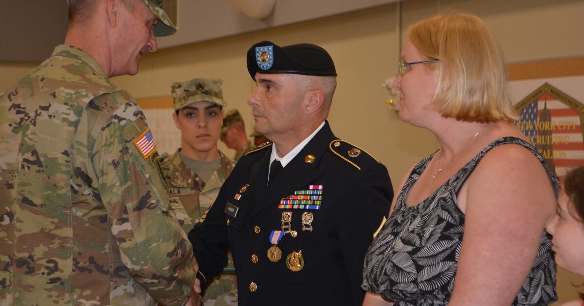 Army recruiter receives Soldier's Medal after saving crash victims