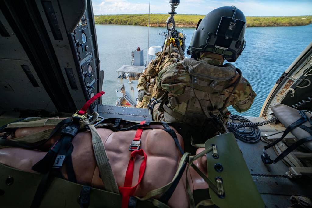 Soldiers from Charlie Company, 3rd Battalion, 25th Aviation Regiment, 25th Combat Aviation Brigade, 25th Infantry Division, test out a new hoist system called the Load Stability System on Oahu, Hawaii, Oct. 18, 2023. (Spc. Charlie Clark/Army)