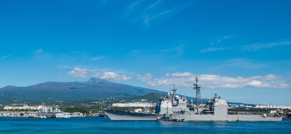 Two Navy warships transit Taiwan Strait