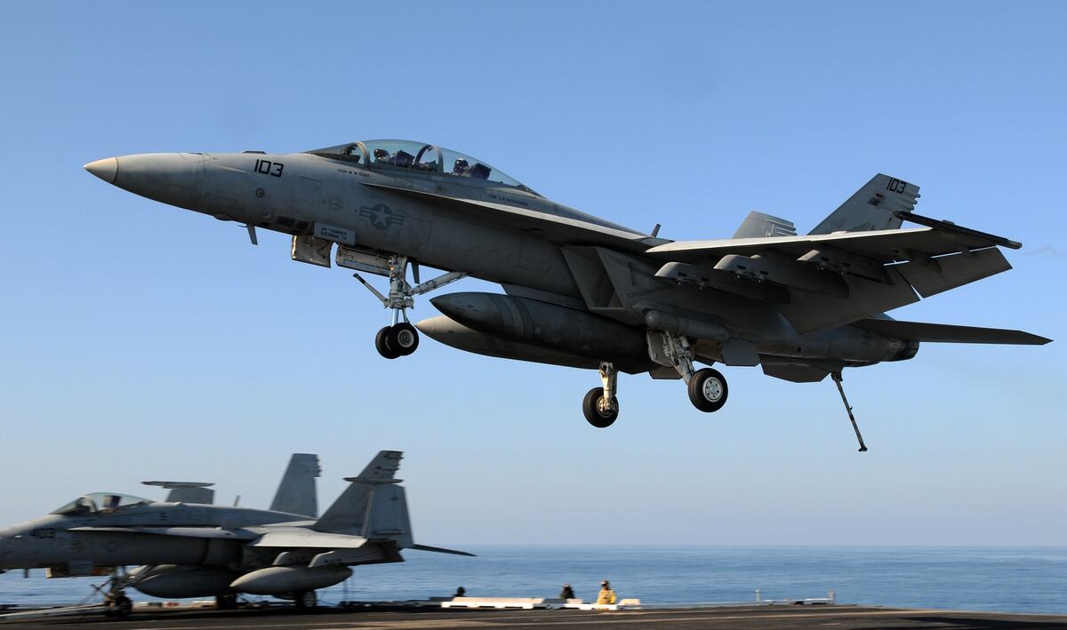 Navy Races To Keep Aging F A 18 Hornets Flying Longer