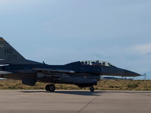 Il capitano Tyler Hill, comandante dell'8th Fighter Squadron, comanda un caccia F-16 il 15 agosto 2019, presso la base dell'aeronautica militare di Holloman, New Mexico (Airman 1st Class Autumn Vogt / Air Force)