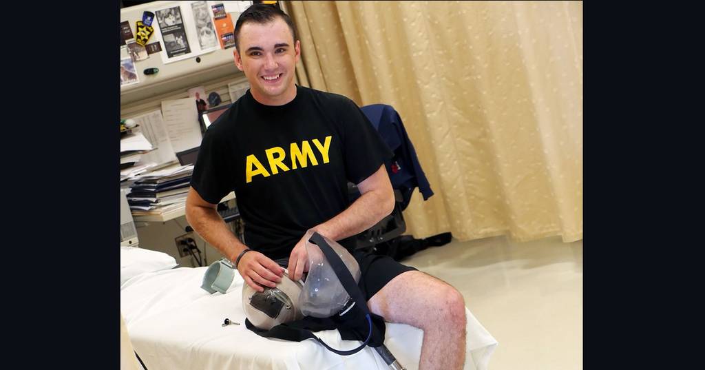 V roku 2021 si vojak amputoval nohu, aby pomohol svojej posádke pri havárii tanku