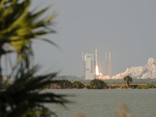 Bir Atlas V roketi 26 Mart 2020 Cape Canaveral Hava Kuvvetleri İstasyonu'ndan başarıyla fırlatıldı. Gelişmiş bir iletişim rölesi uydusu olan AEHF-6'nın fırlatılması Uzay Gücü için başlatılan ilk yük. (Kıdemli Havacı Dalton Williams / ABD Hava Kuvvetleri)