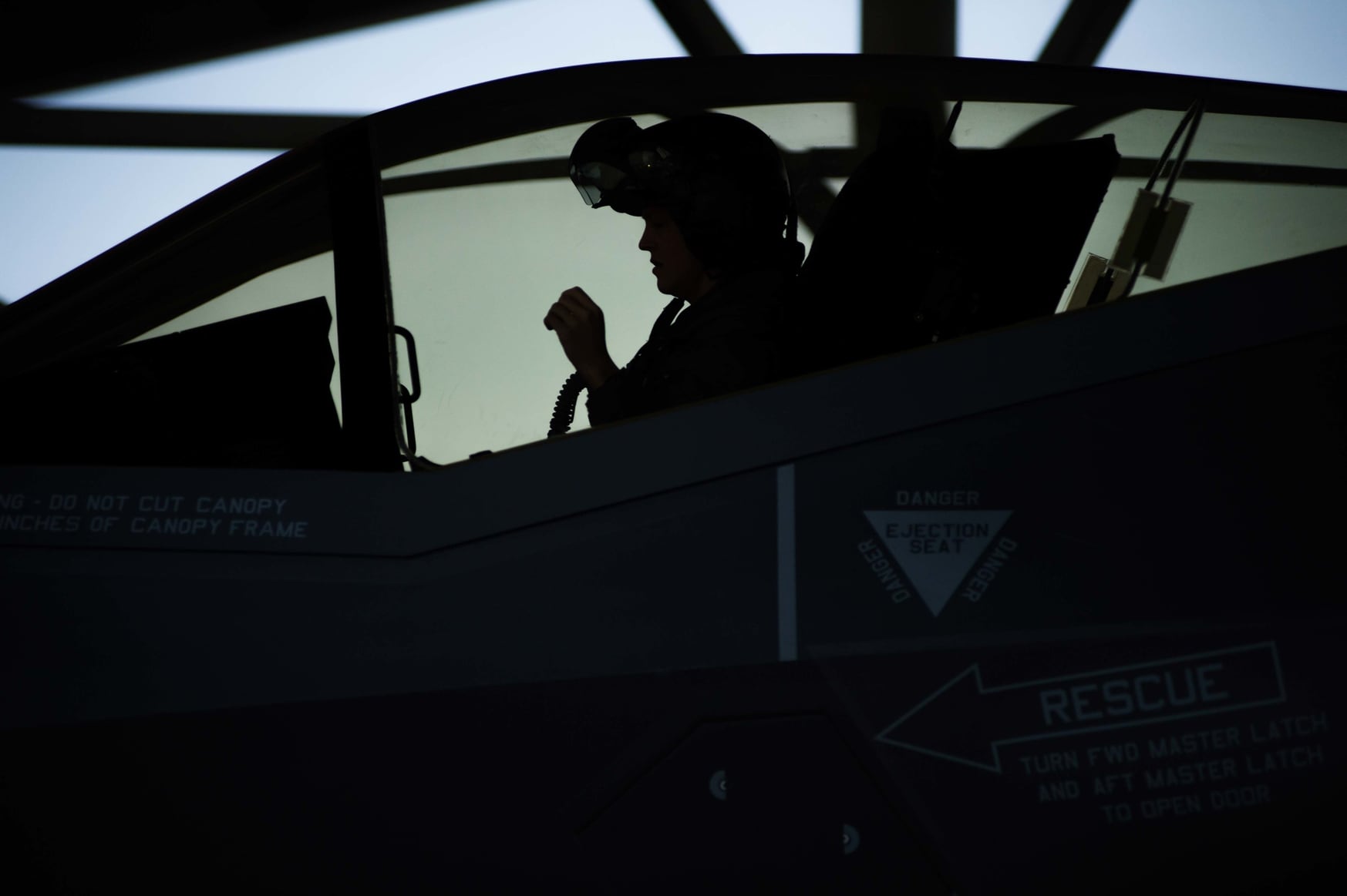 Les pics de pression dans la cabine du F-35 sont connus pour causer des douleurs extrêmes aux oreilles et aux sinus. (Senior Airman Danielle Charmichael / US Air Force)