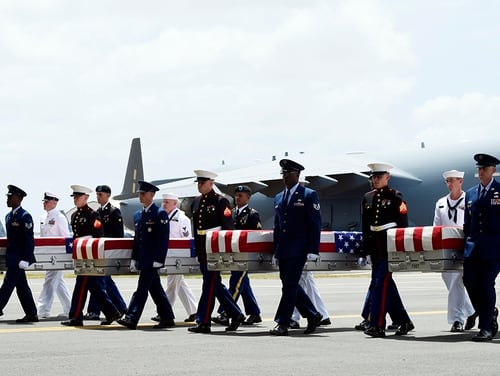2018 년 8 월 1 일 수요일, 군인들은 진주만-히캄 합동에서 한국 전쟁 중 추락 한 미군 유골로 추정되는 유골이 도착하는 기념식에서 C-17의 이송 사건을 휴대했습니다. 하와이에서.  나머지는 지난주 북한에서 넘겨졌다.  (수잔 월시 / 애비)