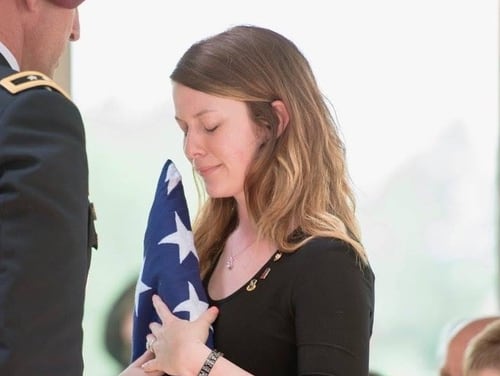 بريت هاريس تتلقى علمًا مطويًا تكريمًا لزوجها كريس ، الذي توفي في انفجار عبوة ناسفة في قندهار عام 2017 (الصورة من بريت هاريس)