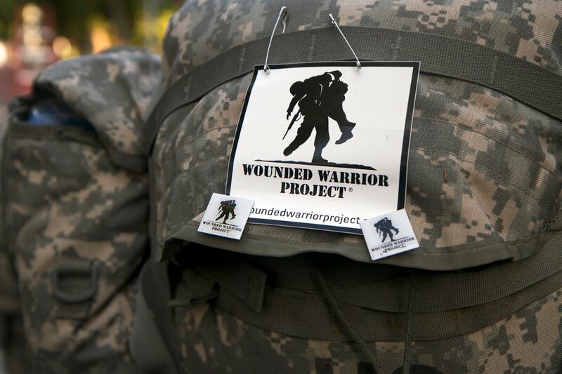 يستعد فريق مكون من ستة جنود من جوينت بيس لويس ماكورد للانطلاق في ماراثون سياتل روك أند رول في يونيو 2013 في محاولة لنشر الوعي ببرامج مشروع المحارب الجريح.  (الرقيب جينيفر سبرادلين / الجيش)