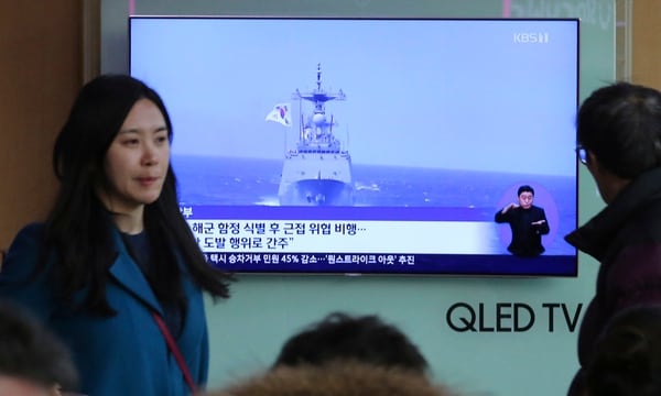 A TV reads in Korean: 