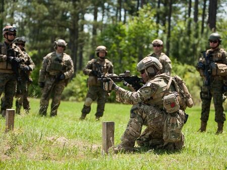 A U.S. Special Forces soldier explains common tactics, techniques and procedures during training. One soldier was killed and seven others injured in a training incident Sept. 14, 2017, at Fort Bragg, N.C. (Staff Sgt. Osvaldo Equite/Army)