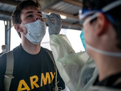 متدرب في الجيش يتلقى اختبار مسحة الأنف COVID-19. يتم إجراء الفحص لجميع المتدربين سواء أبلغوا عن أعراض العدوى أم لا.