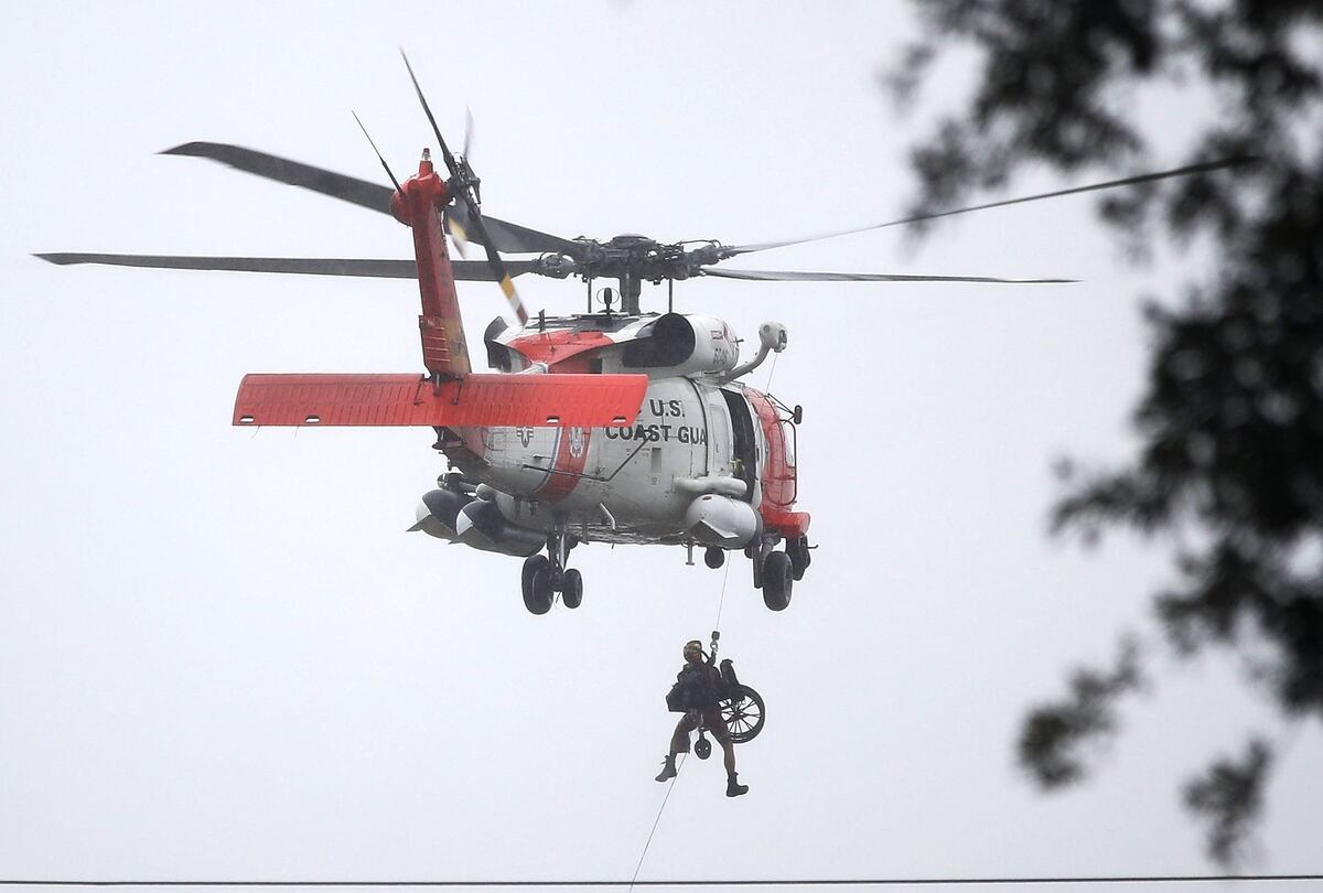 Rescue Swimmer Awarded Distinguished Flying Cross For Swimming