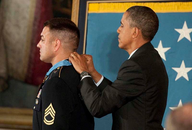 الرقيب.  حصل ليروي آرثر بيتري من الدرجة الأولى على وسام الشرف لشجاعته الواضحة في المخاطرة بحياته ، بما يتجاوز نداء الواجب ، من قبل الرئيس باراك أوباما في حفل بالبيت الأبيض في واشنطن في 12 يوليو 2011. (ج. /العاملين)