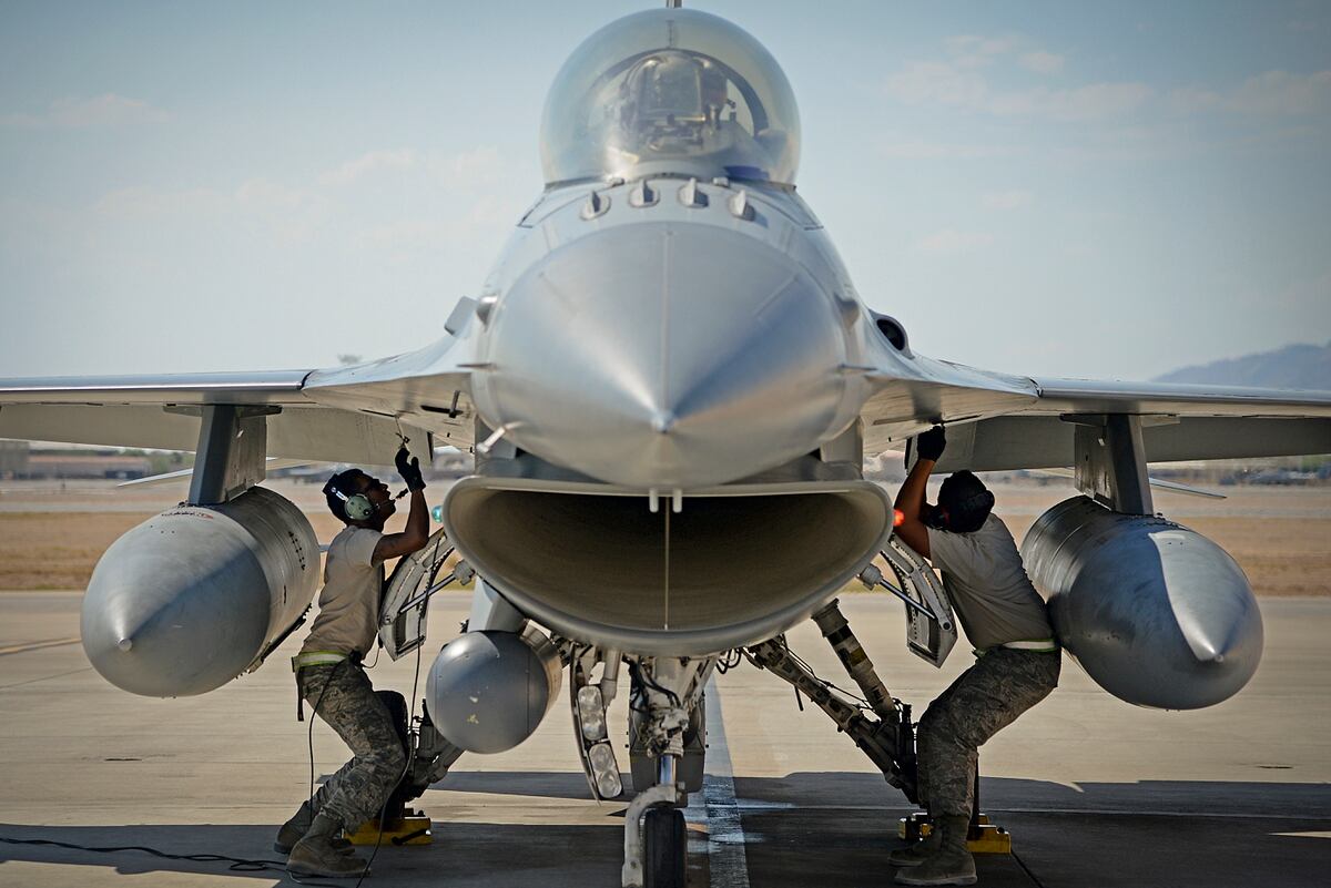 F 16 Chemical Leak Sends 6 Airmen To Hospital