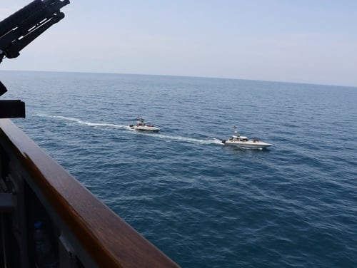 İran Devrim Muhafız gemileri, 15 Nisan 2020'de Kuveyt yakınlarındaki Arap Körfezi'ndeki ABD askeri gemilerine yakın yelken açıyor. (AP aracılığıyla ABD Donanması)