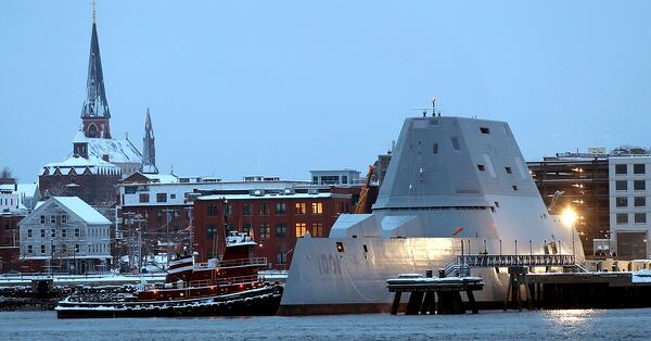El futuro USS Michael Monsoor atracará en Portland, Maine, después de realizar pruebas marinas en el mar, el miércoles 17 de enero de 2018. El barco construido por Bath Iron Works es el segundo en la sigilosa clase de destructores Zumwalt.  (Robert F. Bukaty / AP)