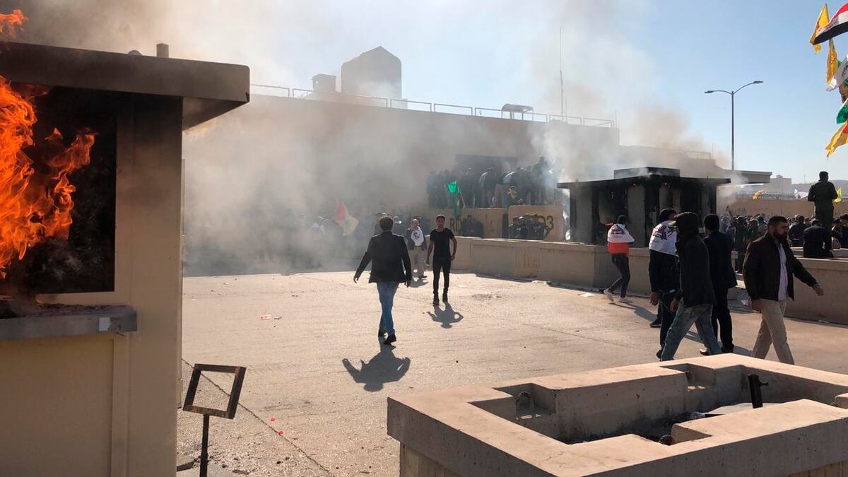 Iraqi Supporters Of Iran Backed Militia Attack Us Embassy