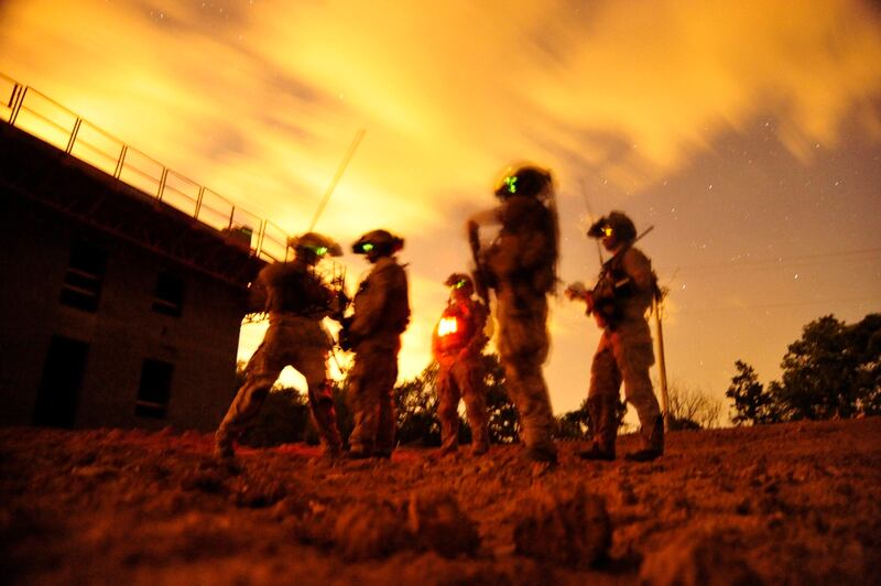 في هذه الصورة لعام 2012 التي أتاحتها البحرية الأمريكية ، تشارك فرقة من فقمات البحرية في عمليات خاصة للتدريب القتالي الحضري في مكان غير معروف. (ضابط الصف الثاني ميراندا كيلر / البحرية الأمريكية عبر AP)