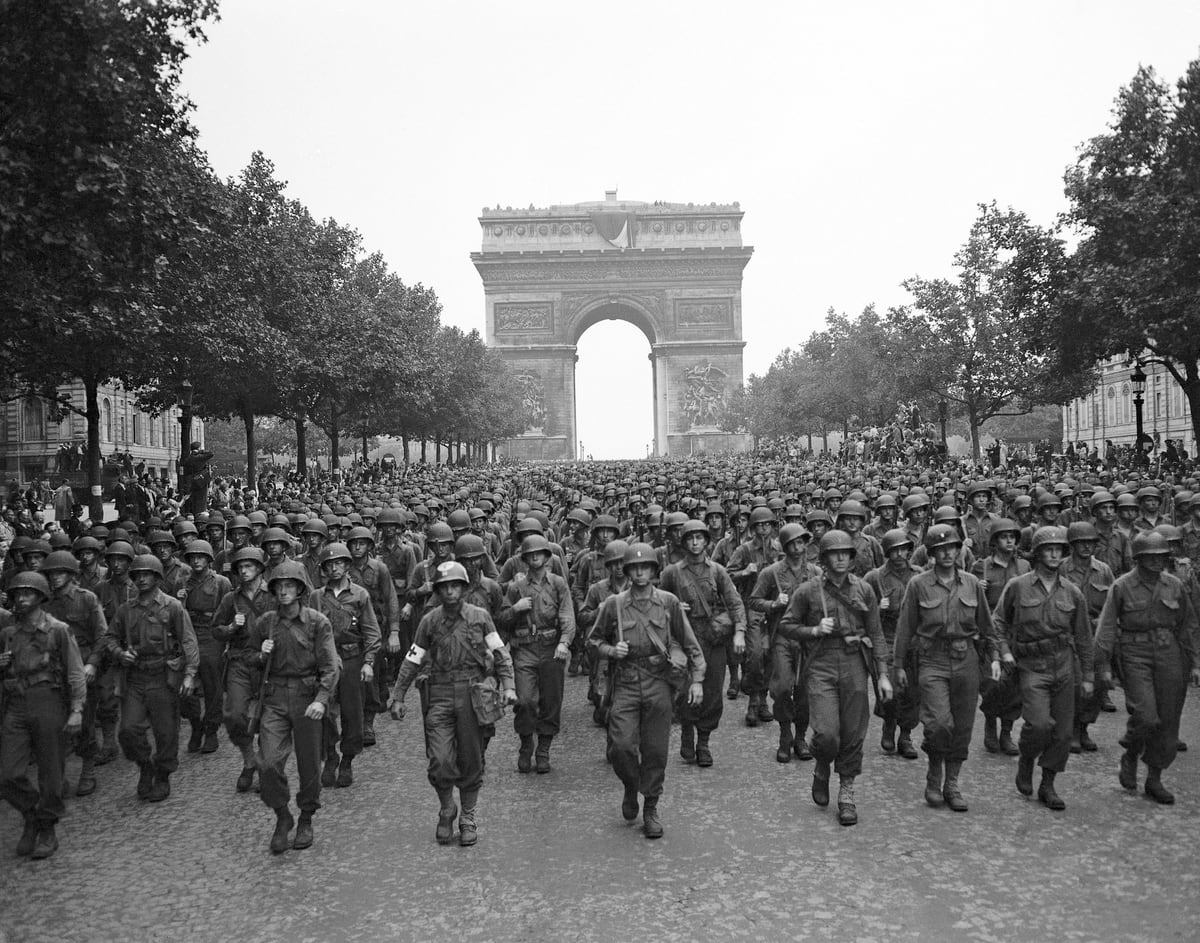 75 Years Later World War Ii Veterans Go Back To Paris