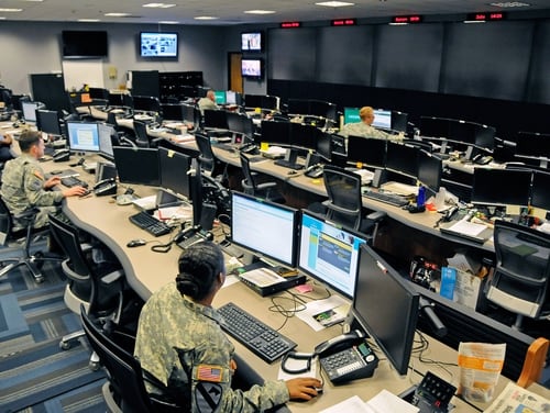 Os soldados trabalham dentro do Cyber ​​Operations Center em Fort Gordon, Geórgia. (Exército)