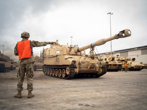 Mitarbeiter Sgt.  Killian Balzly eskortiert Militärfahrzeuge in den Hafen von Savannah, Georgia, in Vorbereitung auf DEFENDER-Europe 20.02.11.2020. (Pfc. Nathaniel Gayle/US Army)