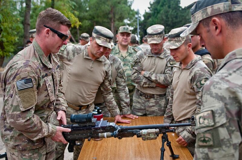 A U.S. soldier discusses the 240B machine gun with a group of Turkish soldiers on Oct. 9, 2018, in Gaziantep, Turkey. U.S. and Turkish troops rehearsed and trained together prior to beginning joint patrols in northern Syria. (Staff Sgt. Timothy R. Koster/Army)