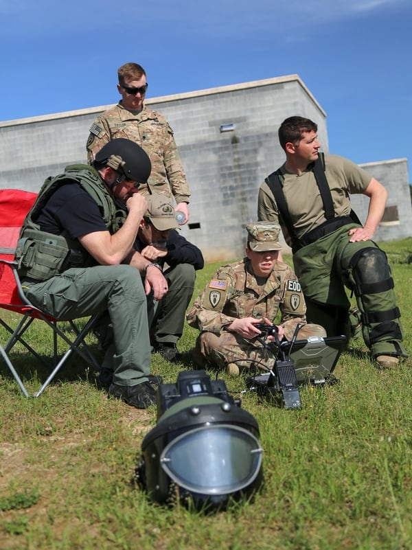 U.S. Soldiers assigned to the 663d Ordnance Company Explosive Ordnance Disposal (EOD), 242d Ordnance Battalion (EOD), and Officers of the Oklahoma Police Department view the operation of a TALON robot during Raven’s Challenge 2018 at Camp Shelby.(Sgt. Ashley Hayes/Army)