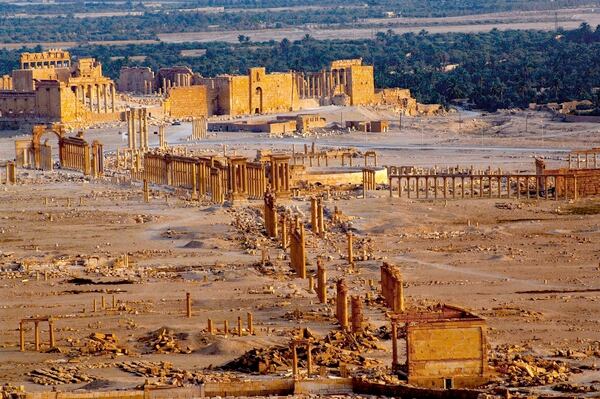 シリアの公式報道機関であるサナ（SANA）が発表したこの写真は、シリアのパルミラの古代都市の遺跡を示しています。 シリアの国営メディアと野党の監視団体は、ロシアの空爆に支えられた政府軍は、パレスチナの歴史的中心街からイスラム国家戦闘機を追い出したとしており、 5月以来過激派によって握られていた。 （APA経由のSANA）