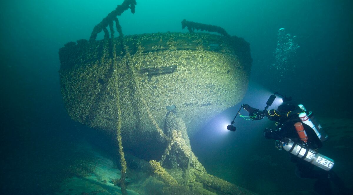Diver discovers Lake Michigan shipwrecks