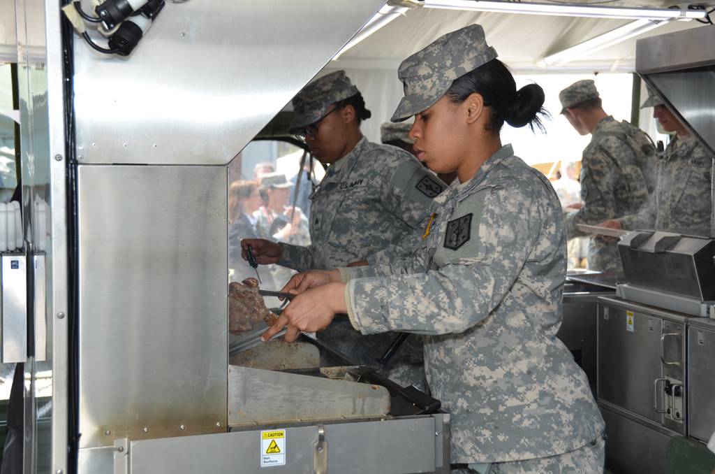 Army cooks test new battlefield kitchen appliances