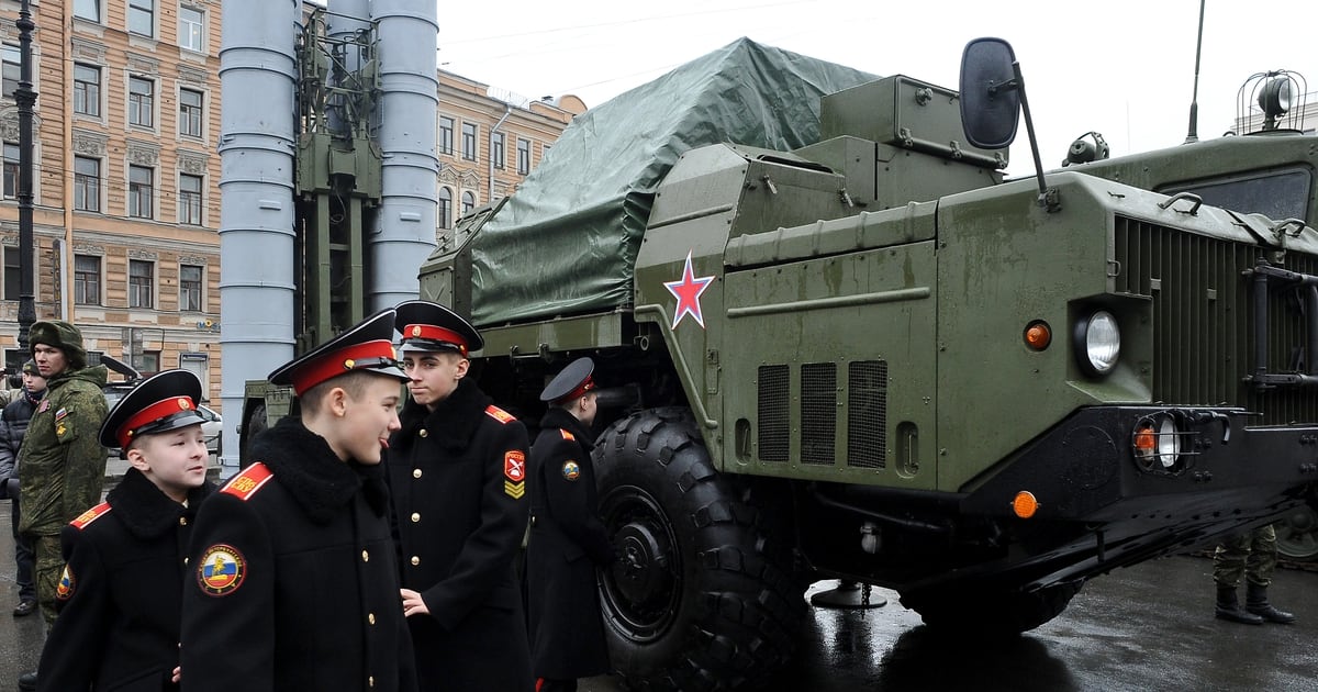 Russia Agrees To Deliver S-300 Missile Systems to Iran